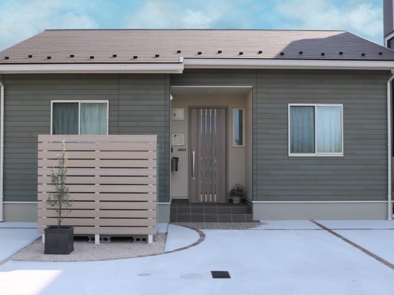 出雲市 木目調フェンス付き駐輪場 外構施工事例