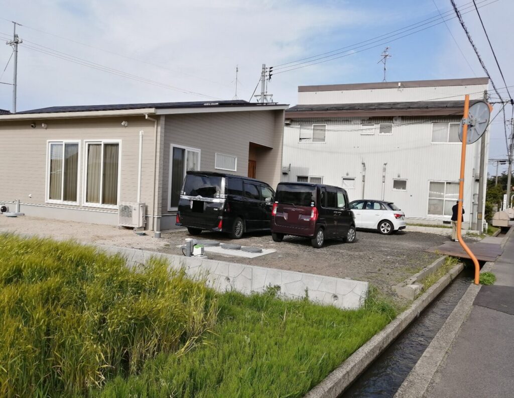 出雲市 外構リフォーム 施工前の駐車場と庭の写真