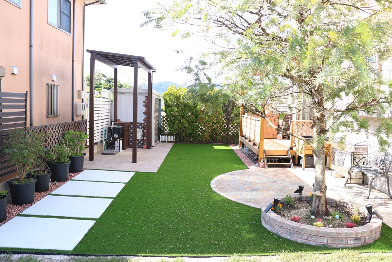 出雲市の住宅で子どもが安心して遊べる人工芝の庭施工例