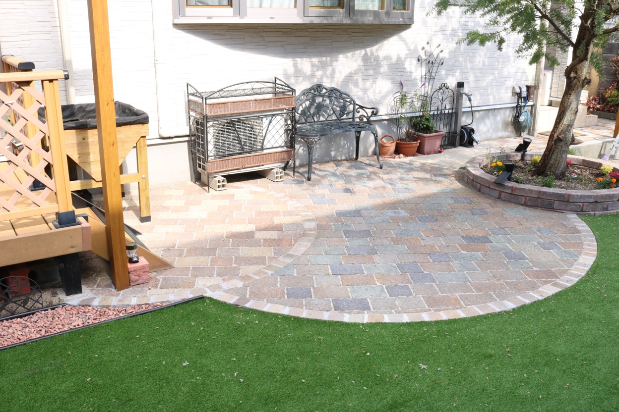 出雲市の住宅で子どもが安心して遊べる人工芝の庭施工例